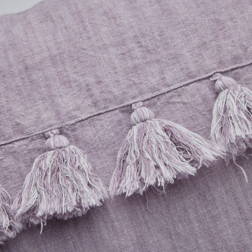 Lene Bjerre Kissen Feminia 40 x 60 cm lila Leinen Quasten