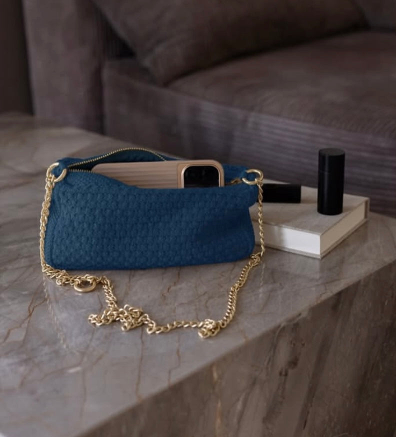 By Lohn Strikket Clutch Tasche Kette Petra blue melange