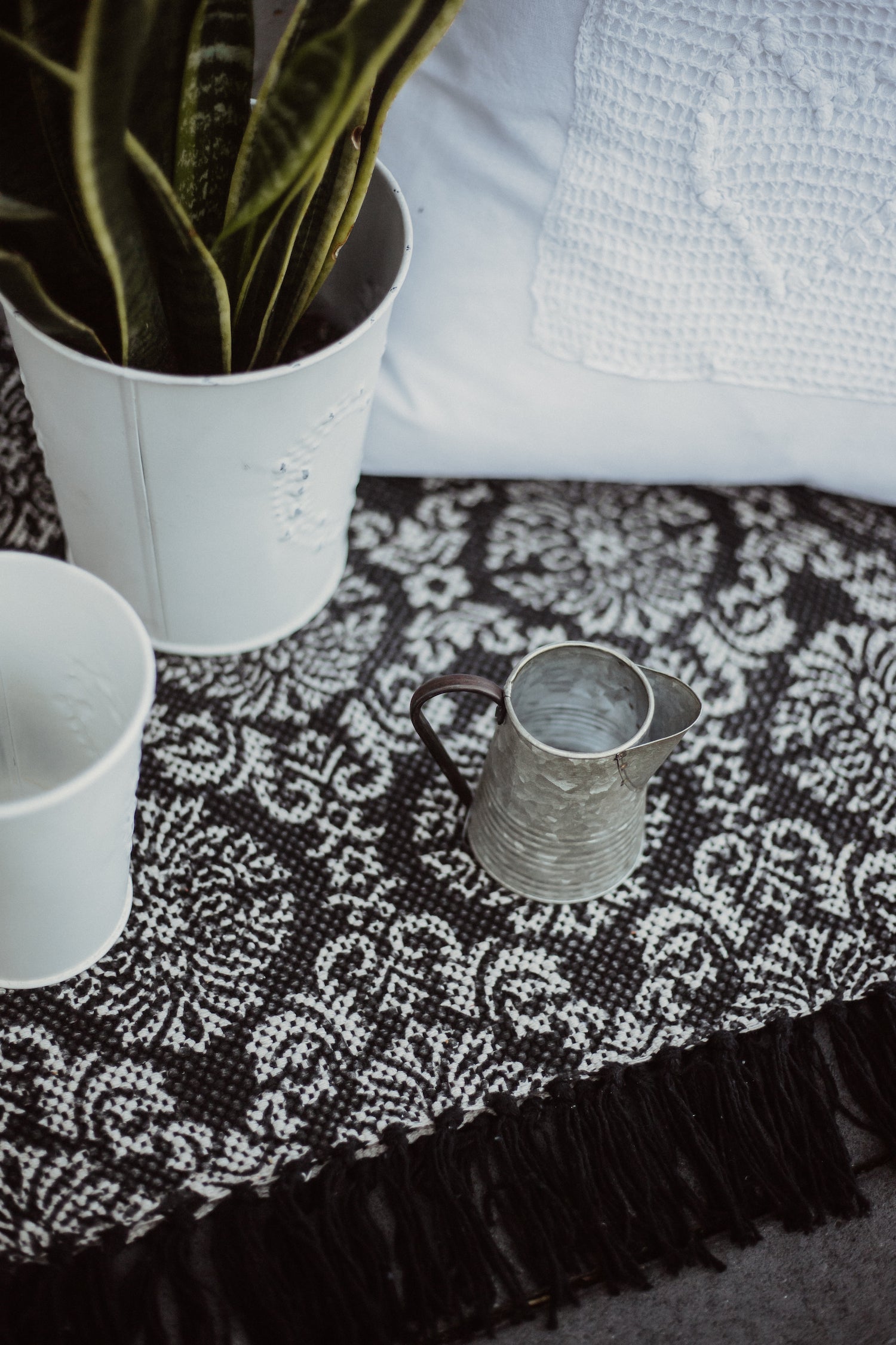 Teppich schwarz natur 70 x 140 cm Baumwolle mit Franzen