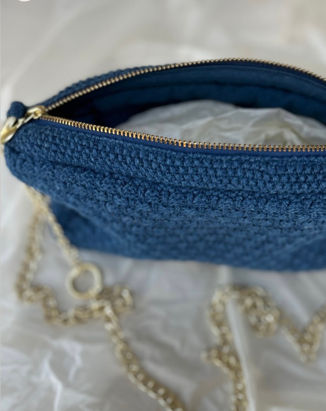 By Lohn Strikket Clutch Tasche Kette Petra blue melange