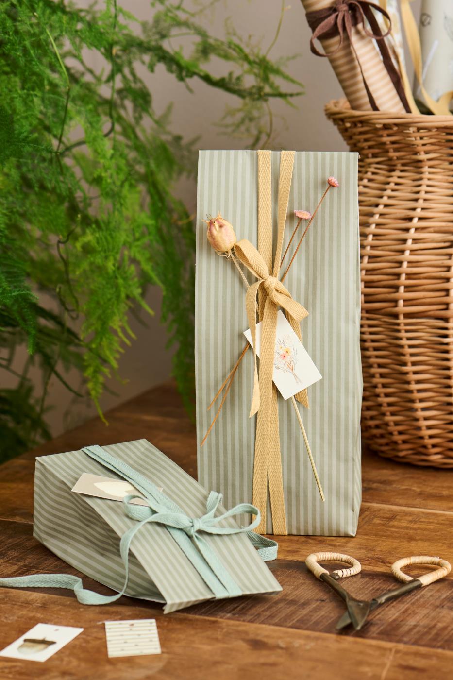 IB Laursen Buntfalttüte Streifen Grün Moosgrün 22,5 cm Klein Geschenktüte