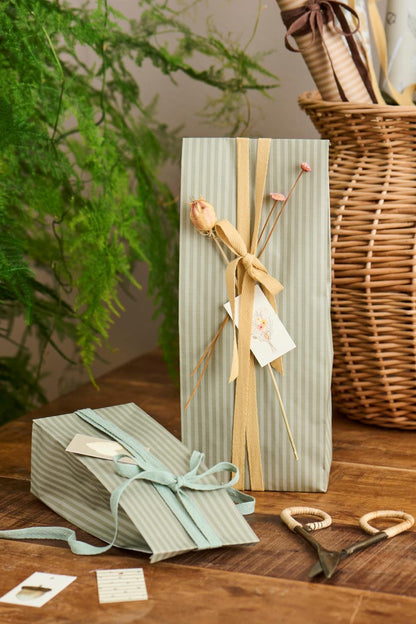 IB Laursen Buntfalttüte Streifen Grün Moosgrün 22,5 cm Klein Geschenktüte