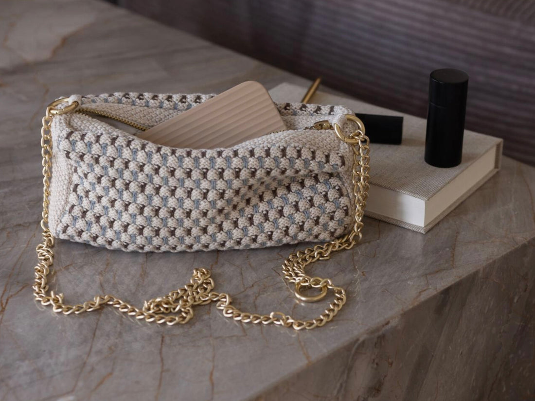 By Lohn Strikket Clutch Tasche Kette Petra blue beige melange