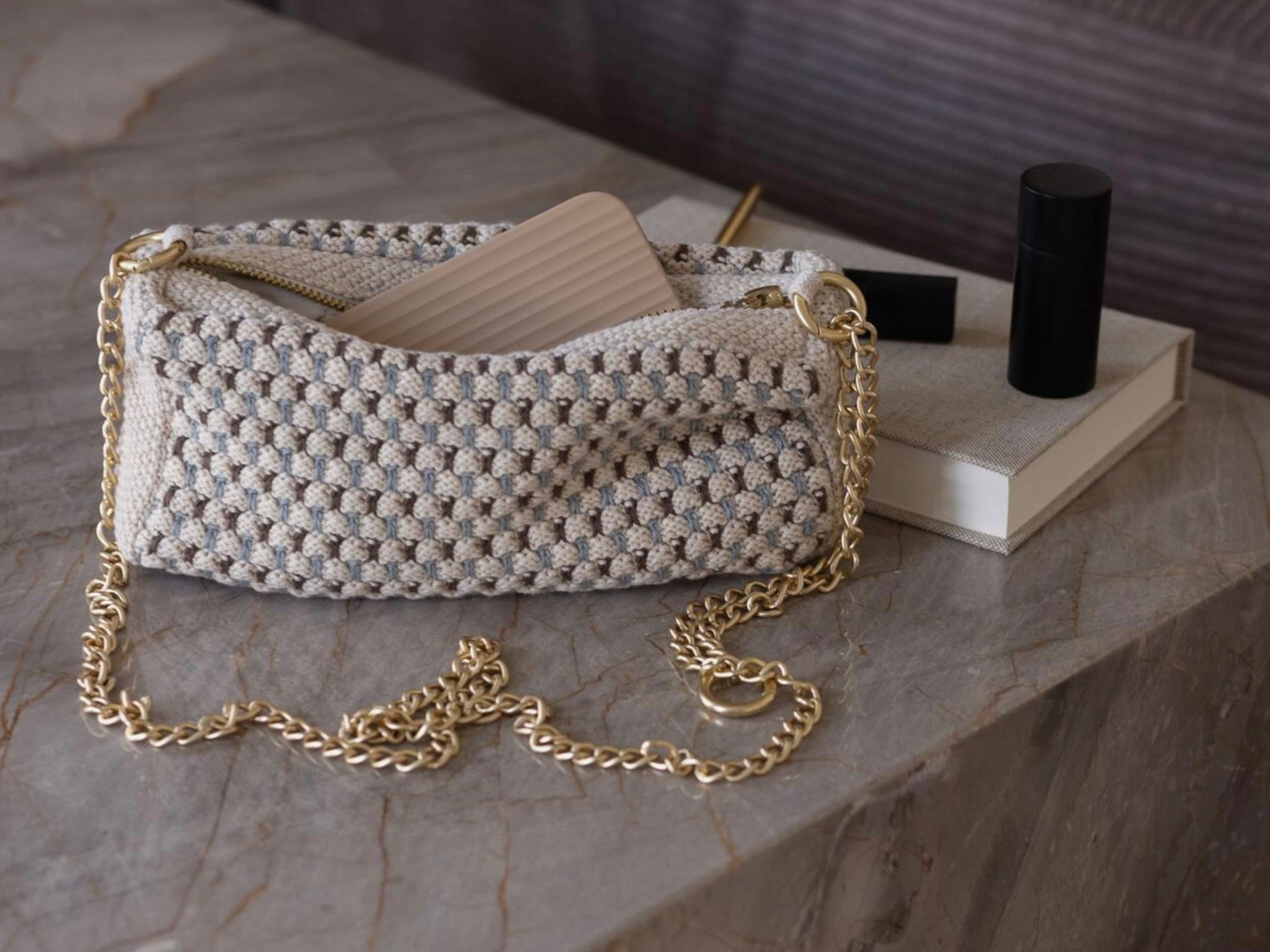 By Lohn Strikket Clutch Tasche Kette Petra blue beige melange