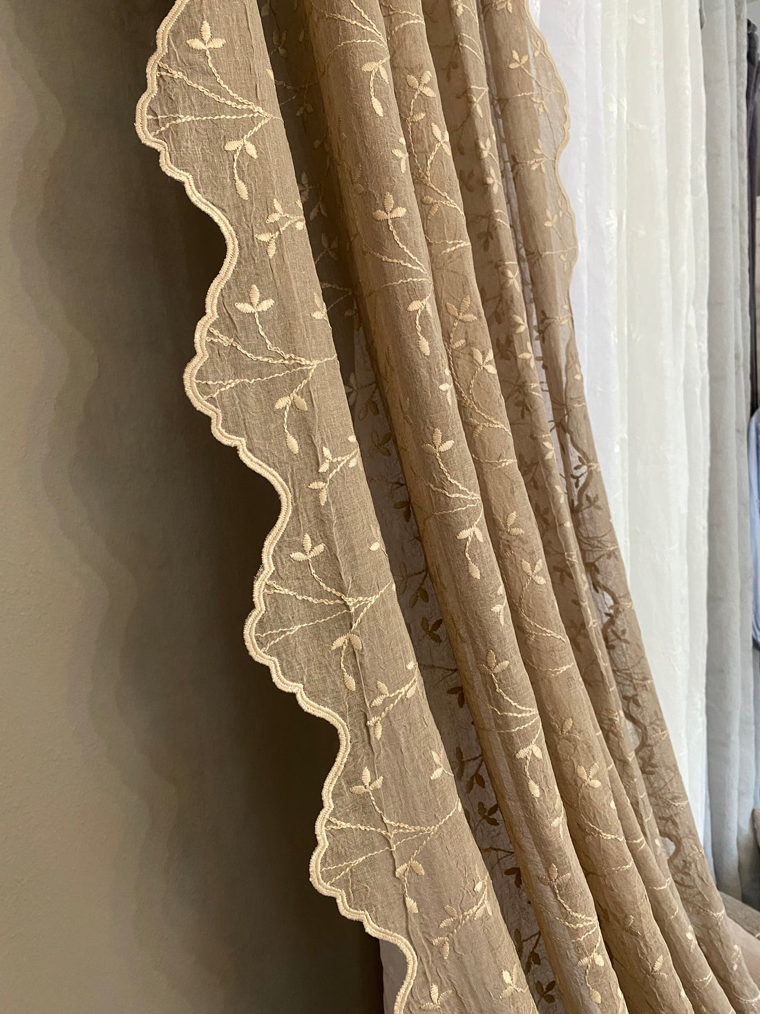 Lene Bjerre Eloise Vorhang Dunkelbeige 250x160 cm Sickerei