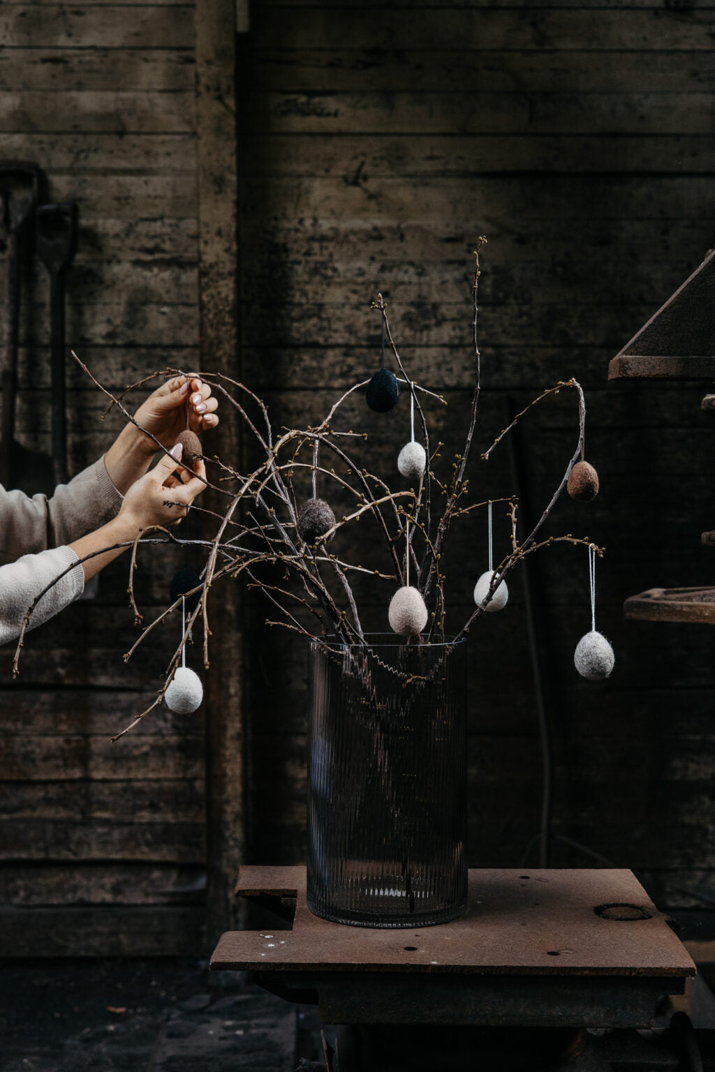 Storefactory Anhänger Filz groß Ei 6 cm Schwarz