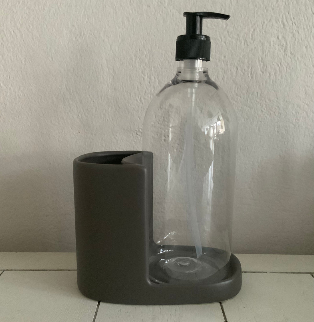 Plint Spülmittelhalter Grau und leere Flasche klar für 1 Liter